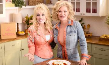 Dolly Parton enjoys sweet holiday moments with sister Rachel