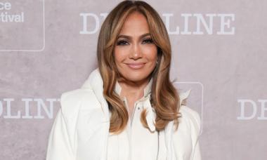 Jennifer Lopez serves major Christmas decor inspiration