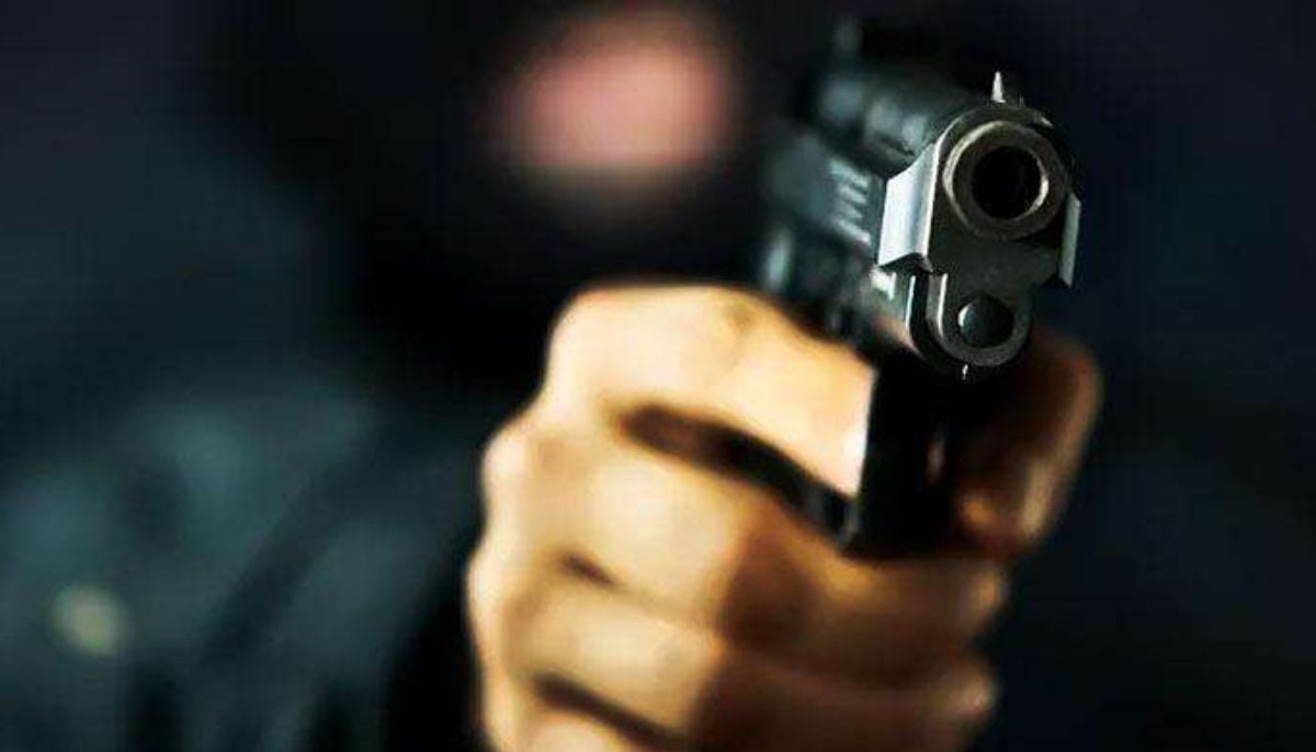 Gunman fires 17 shots inside KFC before stealing $1