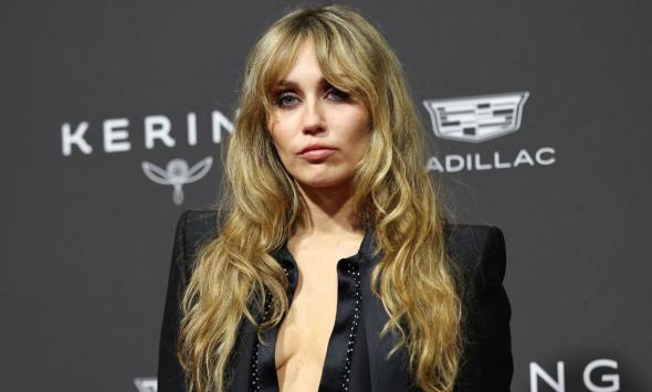 Miley Cyrus champions entertainment community while accepting Palm Springs honour