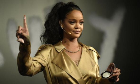 Rihanna's NYC outing: How she reacted to bodyguard door mishap