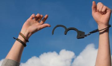 Los Angeles police search for man after two girls escape kidnapping attempt