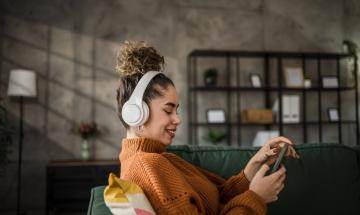 Why holding a phone to your ear is riskier than earbuds