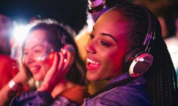 Expert explains how wearing earplugs at concerts protects against dementia