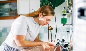 How to achieve clear skin by avoiding aggressive facial cleansing techniques