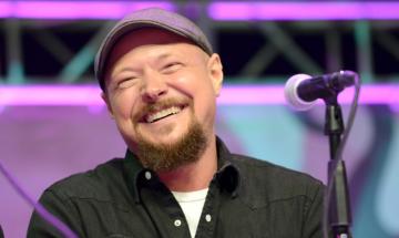 ‘90s teen idol reunites with TV show co-stars, looks unrecognisable