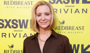 Lisa Kudrow reflects on playing Quirky Phoebe Buffay on 'Friends'