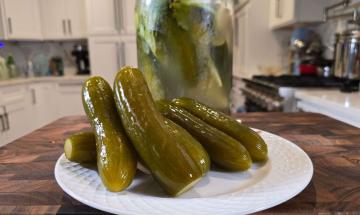 How to make naturally probiotic pickles at home for gut health