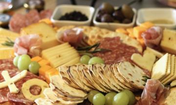 How to reduce entertaining stress through shared tasks and simple menus