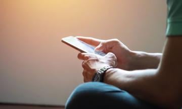 Neurologist reveals mobile screen drains more than it relaxes