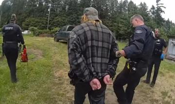 Washington man arrested after throwing chainsaw at police officers