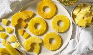 Expert advice on mastering art of peeling and slicing fresh pineapple