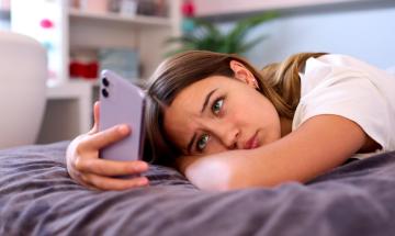 Experts warn of rising phone addiction as families struggle to cut screen time