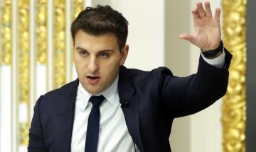 Airbnb CEO predicts no future value for people managers