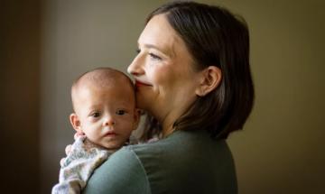 Doctors save Chicago mom after rare post-birth cardiac arrest following C-section delivery