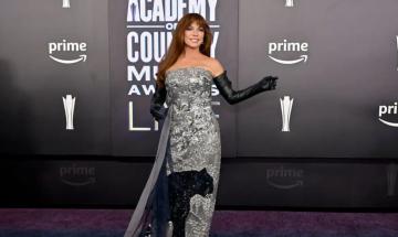 Shania Twain stuns fans with unrecognisable look on red carpet 