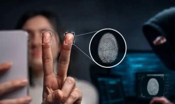 Peace sign selfies could expose your fingerprints to criminals, experts warn publicly