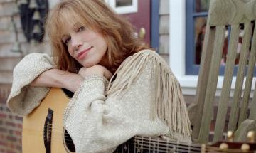 Carly Simon releases first album of original songs in 18 years with Comes in Waves