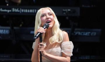 Christina Aguilera sings Obama favourite at Presidential Center grand opening in Chicago