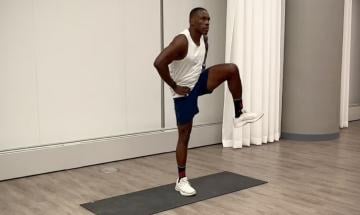 5 easy chair stretches to relieve tight hips
