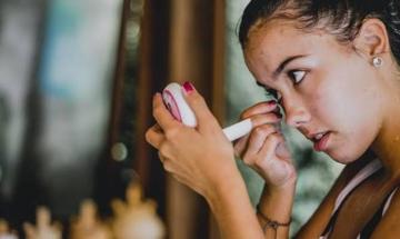 Doctor explains serious risks of sleeping in contact lenses