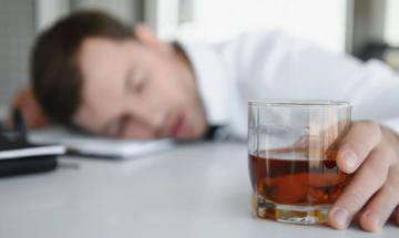 Doctor explains why weekend drinking does not spare liver