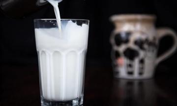 Milk vs. water: Which drink keeps you hydrated longer?